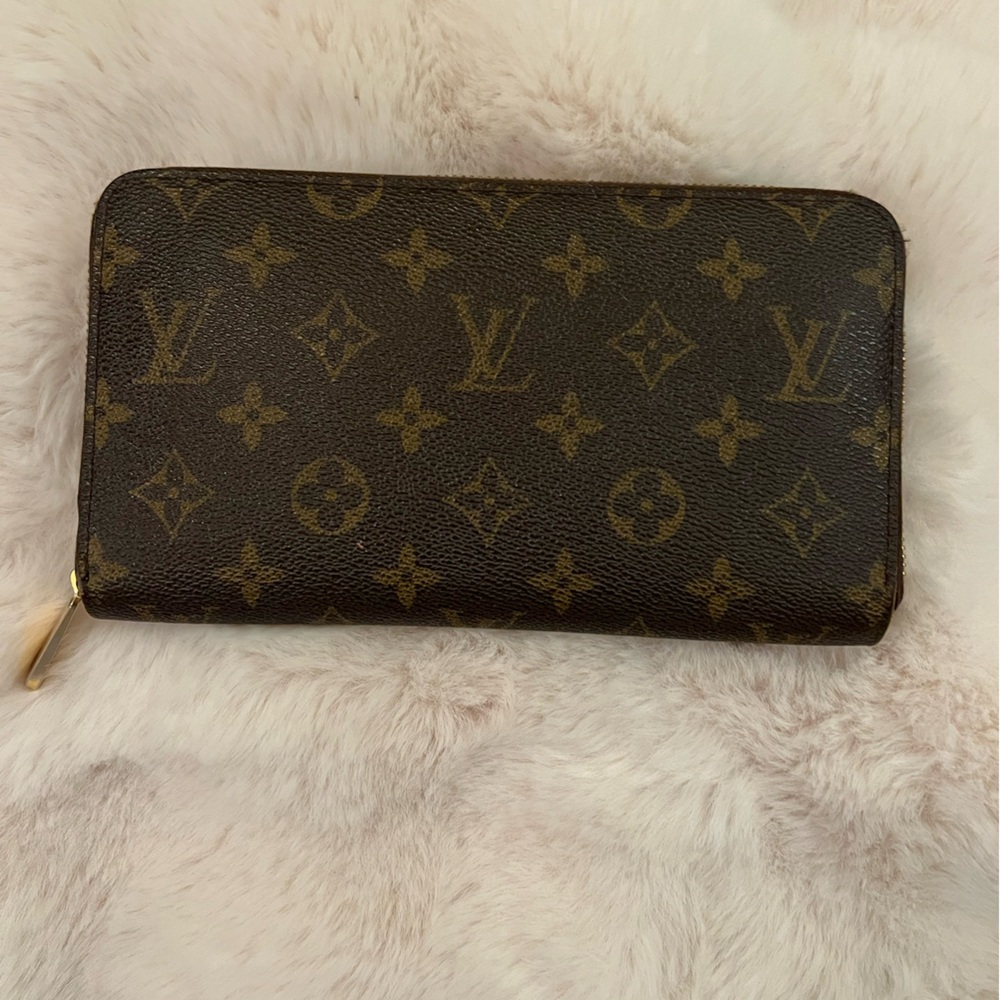 Louis Vuitton Monogram Zippy Wallet